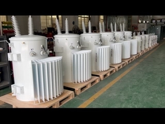 An einem Pfahl montierte Transformator